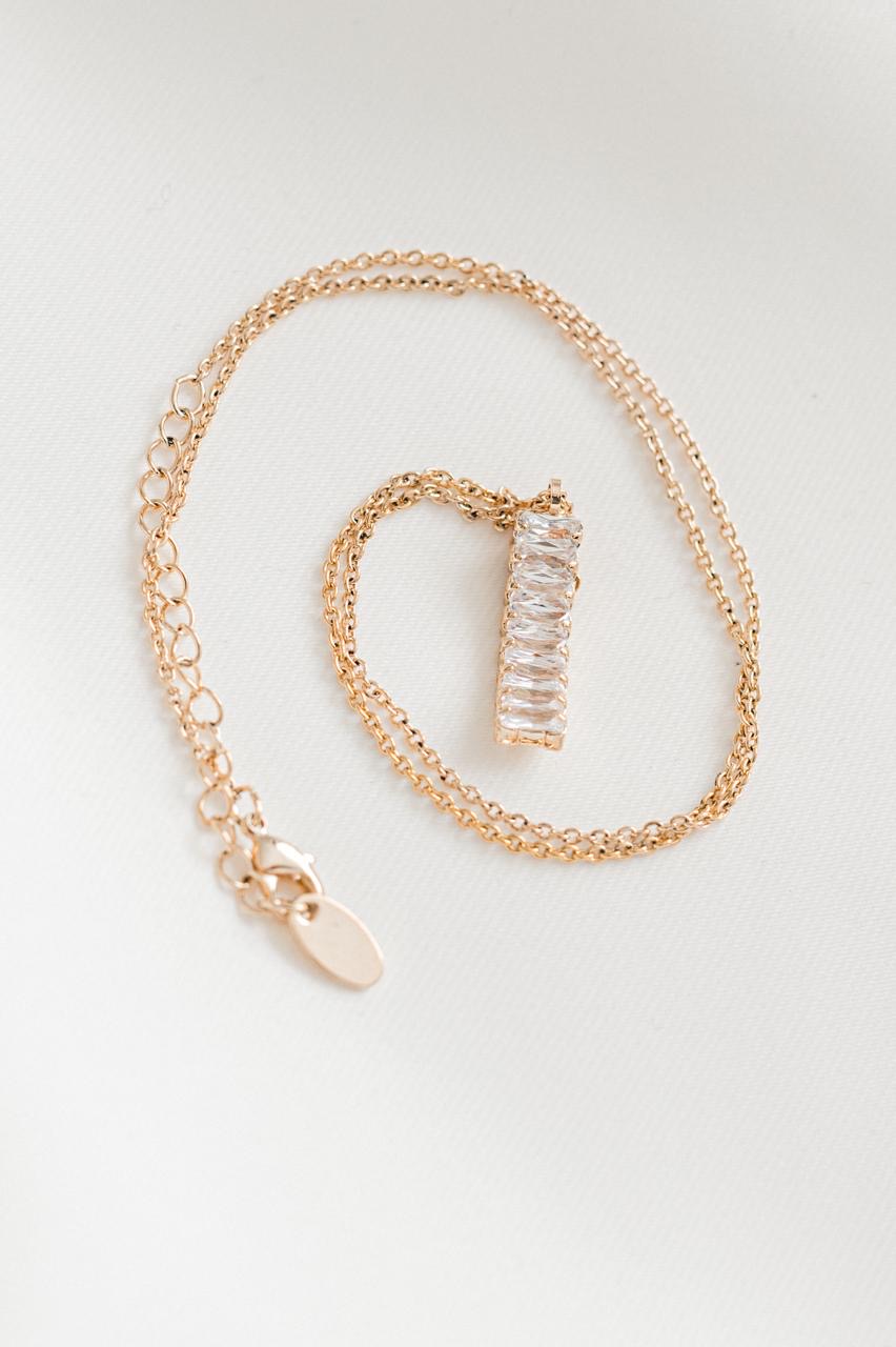 Collier doré avec pendentif baguettes cristallines