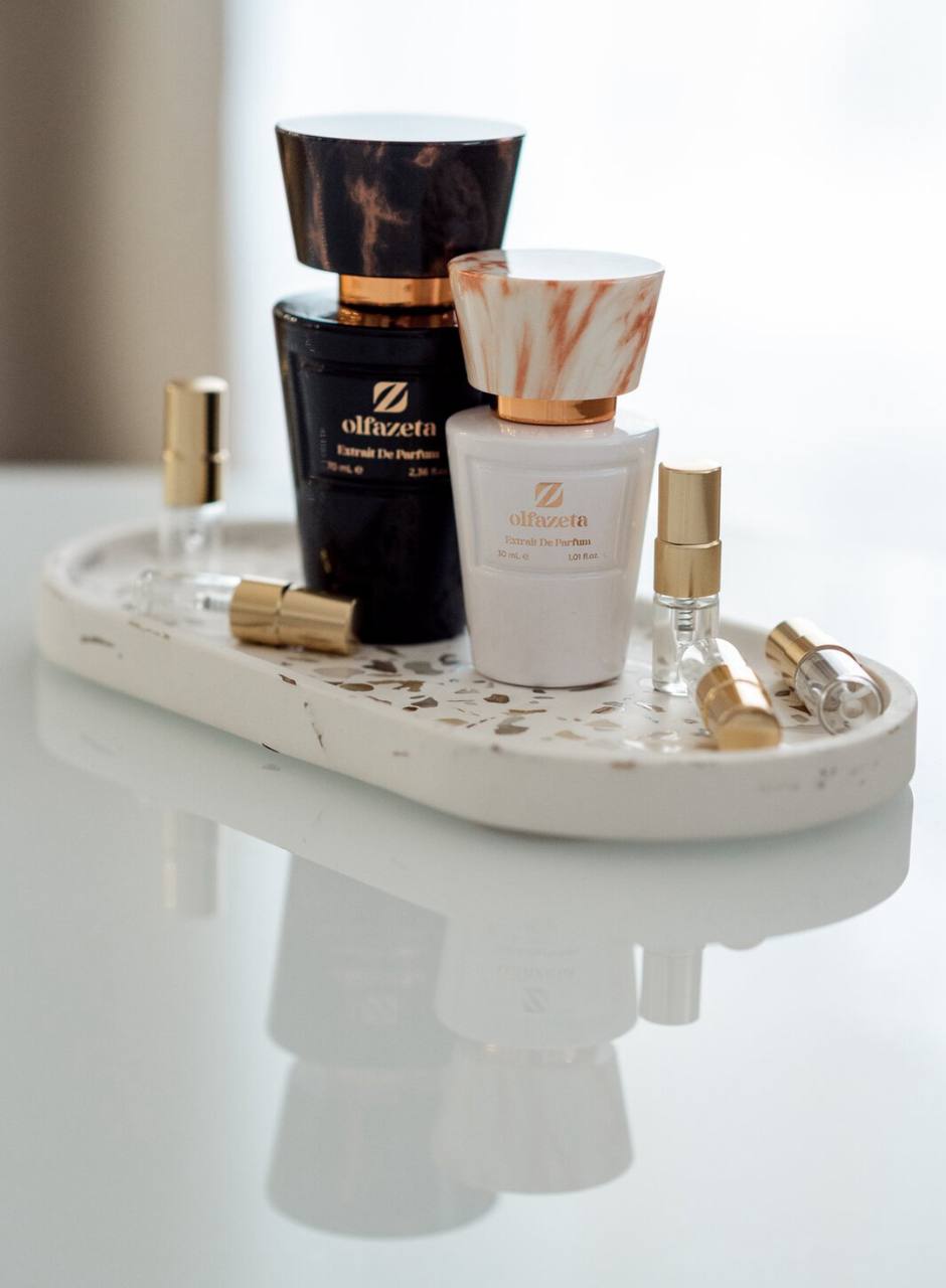 Collection de parfums Olfazeta sur plateau terrazzo