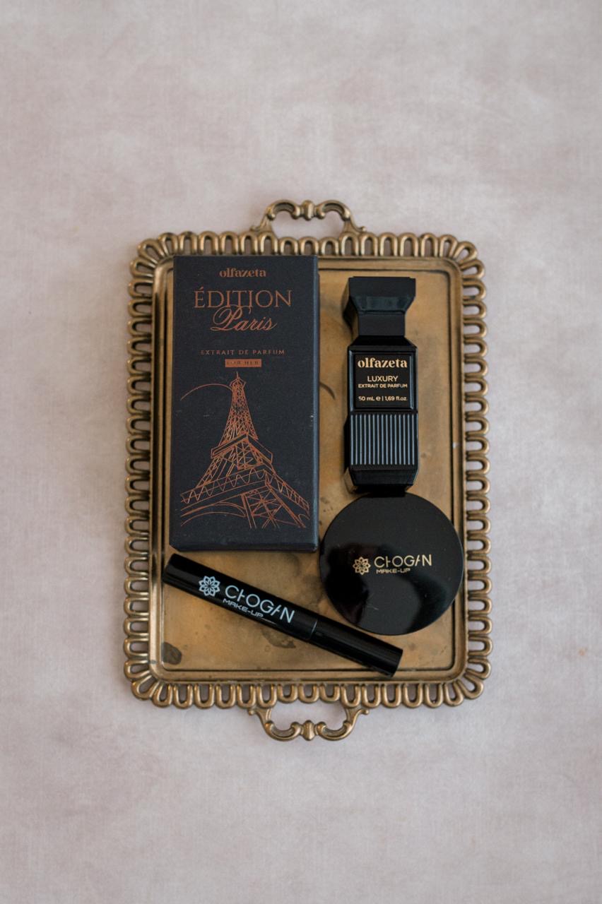 Parfum Olfazeta Édition Paris et maquillage Chogan sur plateau doré