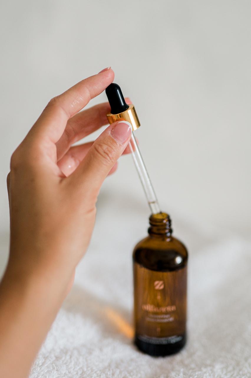 Application d'huile parfumée Olfazeta à la pipette